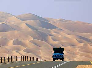 Vereinigte Arabische Emirate/Liwa Oase: Strasse zum Moreeb Hill am nördlichen Rand der Rub' al Khali Wüste