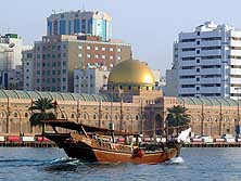 Vereinigte Arabische Emirate/Sharjah: 'Sharjah Museum der Islamischen Zivilisation' mit goldenem Dome und einer Dhau im Sharjah Creek