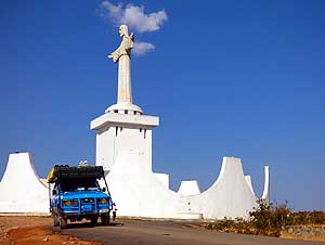 Angola/Lubango: Christus-Statue(Monumento Cristo Rei), analog aber kleiner als diejenigen in Rio de Janeiro bzw. Lissabon
