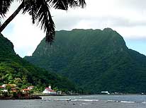 Amerikanisch Samoa: Sicht von Pago Pago gegen den 523m hohen Rainmaker Mountain (Regenmacher-Berg bzw. Pioa Mountain)