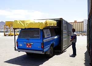 Kap Verde/Insel So Vicente/Hafen von Mindelo: Unser Toyota macht sich fr seine fast 3-monatige, 28. Container-Reise nach Walvis Bay in Namibia bereit