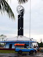 Kalimantan/Indonesien (Borneo): quator-Monument bei Pontianak