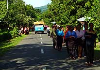 Wolowaru/Flores/Indonesia: People returning from Easter Mass