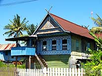 Sulawesi/Indonesien: Typische Häuser zwischen Makassar und Parepare