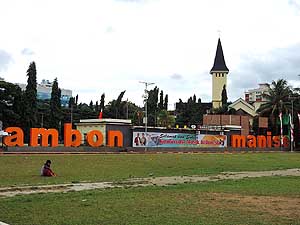 Ambon/Indonesien: 'Lapangan' (Hauptplatz) in Ambon Stadt mit der Maranatha-Kirche