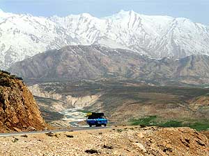 Iran/Chelgerd (Chaharmahal und Bakhtiari Provinz): Auf dem Weg zur Westseite des Kuhrang-Tunnels. Im Hintergrund das Zard Kuh-Massiv in der Zagros-Gebirgskette