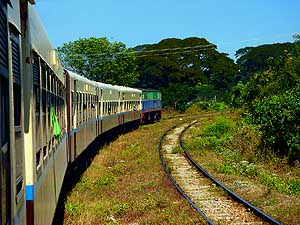 Myanmar/Taungoo: Zugseinfahrt
