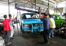 Miri/Sarawak/Malaysia: Dismantling the roof rack on the occasion of the second "rejuvenation"
