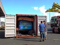 Neukaledonien: Entladen des Containers im Hafen von Nouma