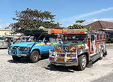 Botolan/Luzon/Philippinen: Jeepney (traditionelles ffentliches Transportmittel)