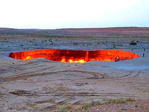 Turkmenistan/Darvaza: Gas crater in the Karakum desert