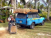 Tonga/Tongatapu: Liliana mit Krcken und dem 'Rollwagen' auf dem Weg zum Arzt, whrend der LandCruiser mit Fahrverbot belegt ist