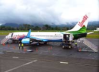 Vanuatu: Boeing 737-800 der Air Vanuatu auf dem Flugplatz von Port Vila
