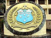 Apia/Samoa: Wappen von Samoa vor dem Regierungsgebäude