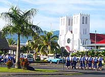 Apia/Upolu/Samoa: Tglicher Fahnenaufzug um 9 Uhr beim Regierungsgebude